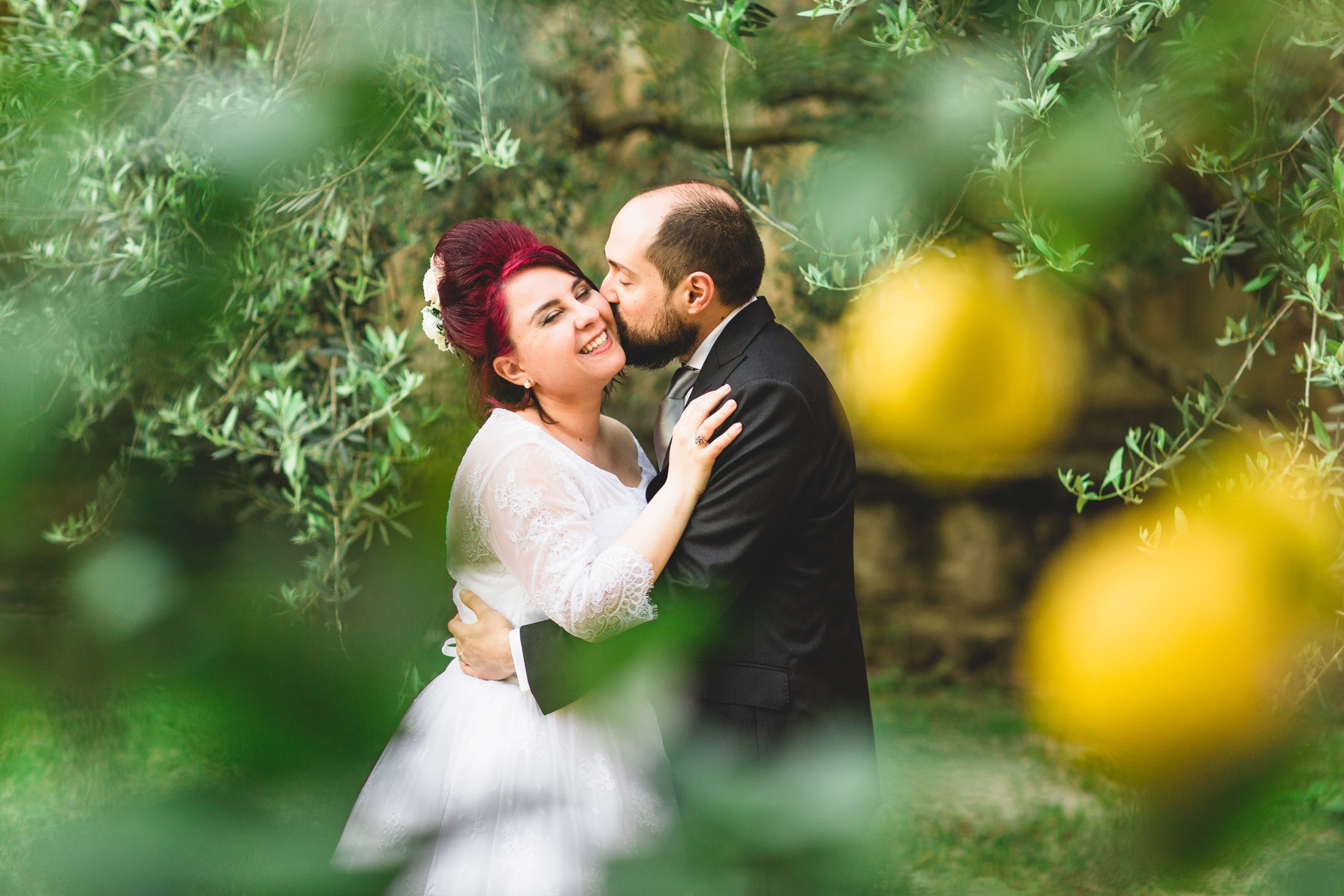 florence wedding photographer photo of bride and groom kissing in lemon grove